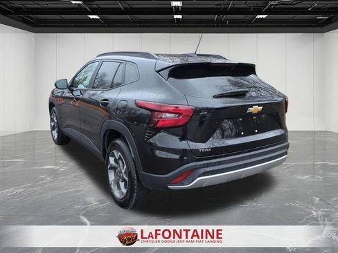 Used 2025 Chevrolet Trax LT FWD image 6