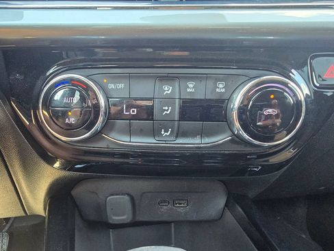 Certified 2025 Chevrolet Trax LT FWD image 27