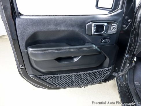 Used 2018 Jeep Wrangler Unlimited Sahara AWD/4WD image 19