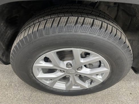 Used 2023 Jeep Grand Cherokee Limited image 15