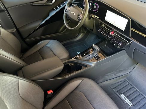 Certified 2025 Kia Niro FWD image 16