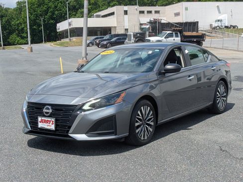 Used 2024 Nissan Altima 2.5 SV FWD image 4