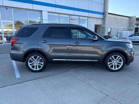 Used 2016 Ford Explorer XLT w/ Equipment Group 202A AWD/4WD image 2