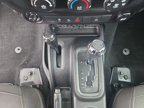 Used 2017 Jeep Wrangler Unlimited Sahara image 16