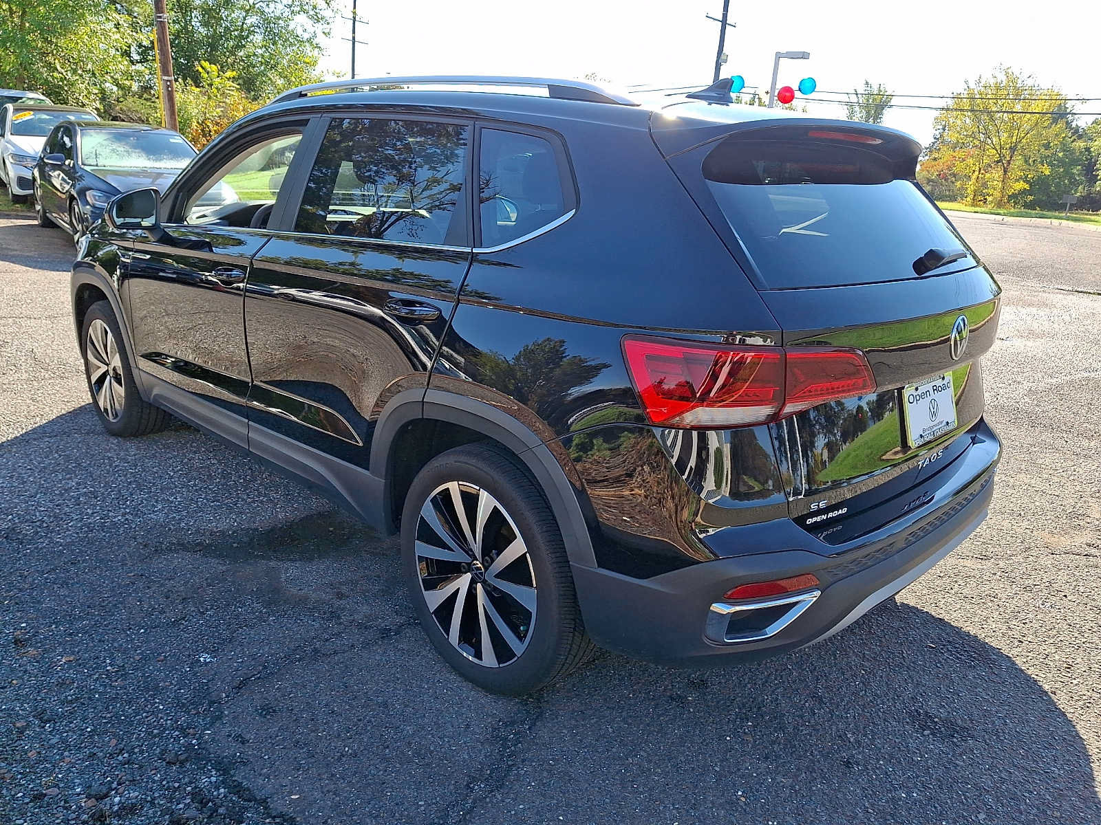 Used 2024 Volkswagen Taos SE w/ Panoramic Sunroof Package FWD image 4