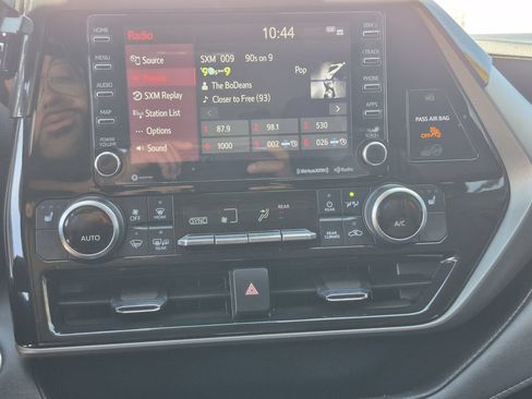 Used 2022 Toyota Highlander XLE AWD/4WD image 9