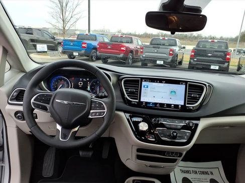 Used 2024 Chrysler Pacifica Touring-L image 15