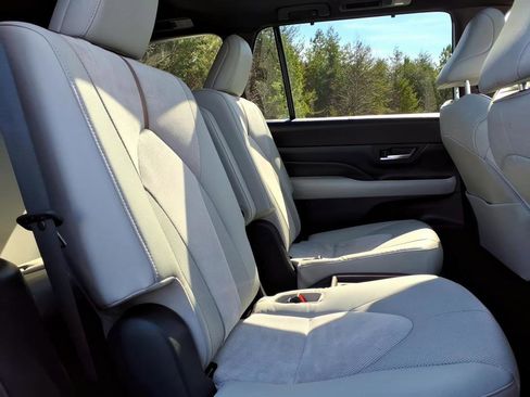 Certified 2025 Toyota Grand Highlander AWD Hybrid image 12