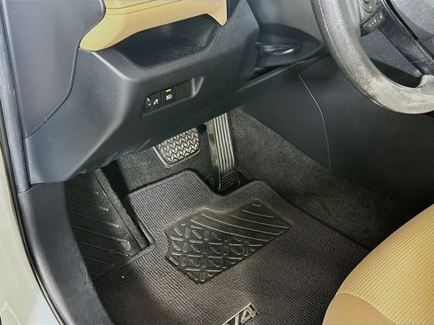 Used 2020 Toyota RAV4 LE FWD image 16