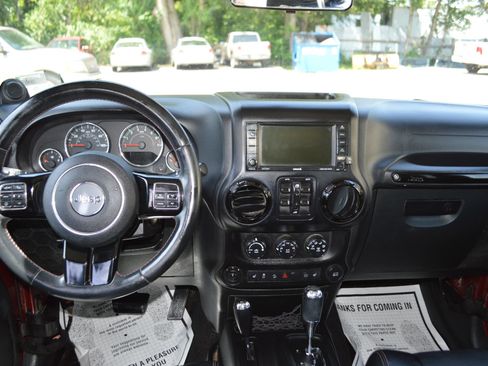 Used 2012 Jeep Wrangler Unlimited Sahara AWD/4WD image 17