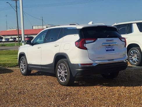 Used 2024 GMC Terrain SLT image 3