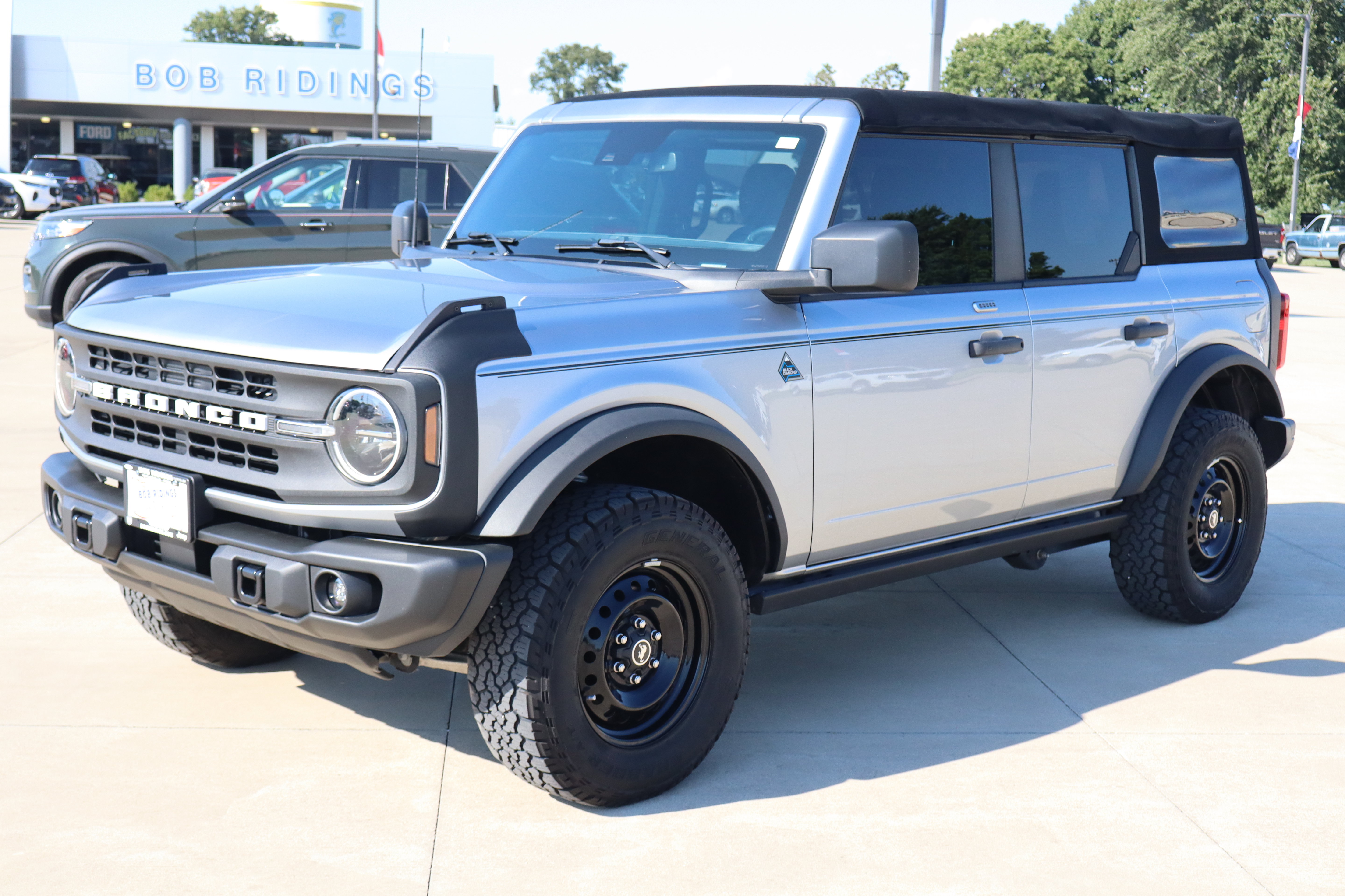 Used 2022 Ford Bronco Black Diamond AWD/4WD image 2