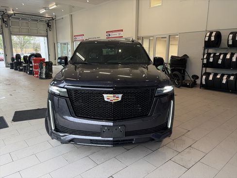 Used 2023 Cadillac Escalade ESV Sport AWD/4WD image 2