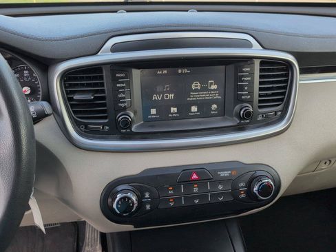 Used 2019 Kia Sorento FWD image 16