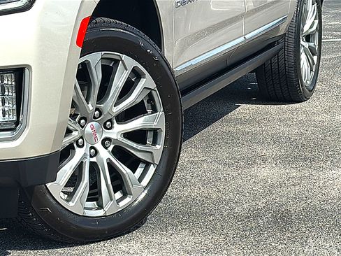 Used 2021 GMC Yukon XL Denali w/ Denali Premium Package RWD image 3