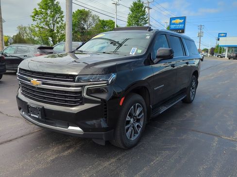 Used 2022 Chevrolet Suburban LT w/ Luxury Package AWD/4WD image 4