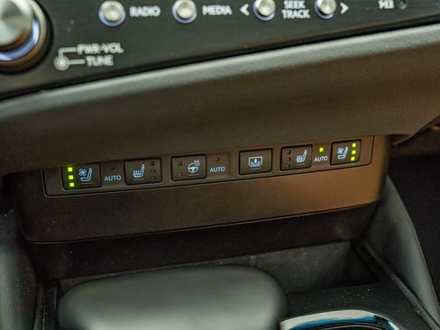 Certified 2025 Lexus ES 300h w/ Accessory Package (Z2) FWD image 29