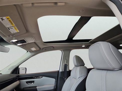 New 2025 Honda Pilot Touring image 8