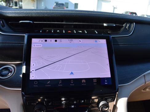 Used 2025 Jeep Grand Cherokee Limited w/ Luxury Tech Group II image 18