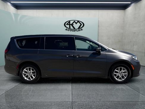 Used 2023 Chrysler Pacifica Touring-L FWD image 2