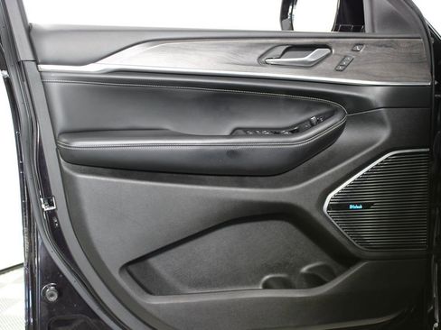 Used 2022 Jeep Grand Cherokee Overland w/ Luxury Tech Group IV image 5