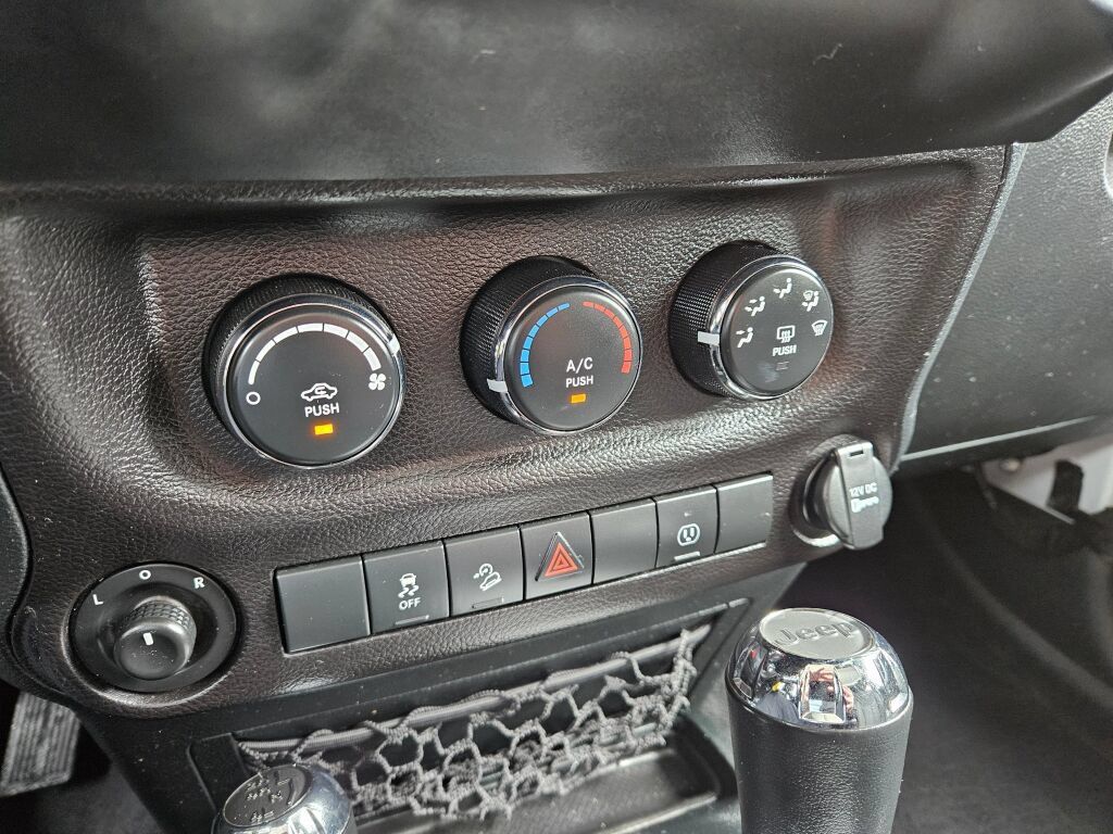 Used 2017 Jeep Wrangler Unlimited Sahara AWD/4WD image 23