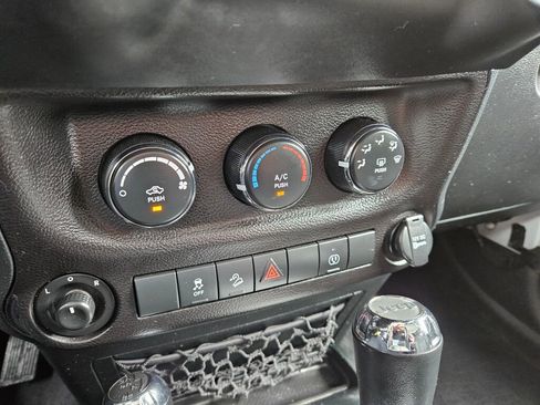Used 2017 Jeep Wrangler Unlimited Sahara AWD/4WD image 23