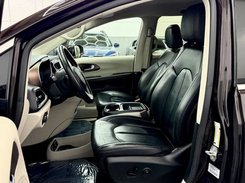 Used 2017 Chrysler Pacifica Touring-L image 7