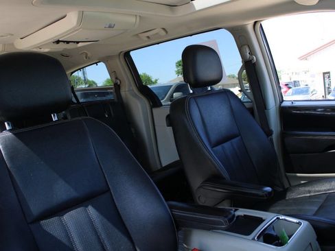 Used 2016 Chrysler Town & Country Touring-L FWD image 14