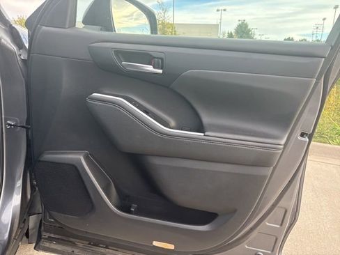 Used 2024 Toyota Highlander XLE image 31