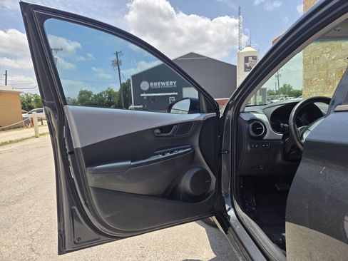 Used 2019 Hyundai Kona SEL w/ SEL Tech Package 02 FWD image 4