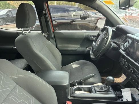 Used 2018 Toyota Tacoma TRD Off-Road image 3