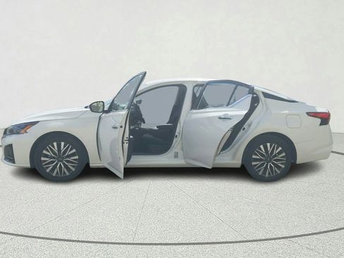 Used 2025 Nissan Altima 2.5 SV image 11