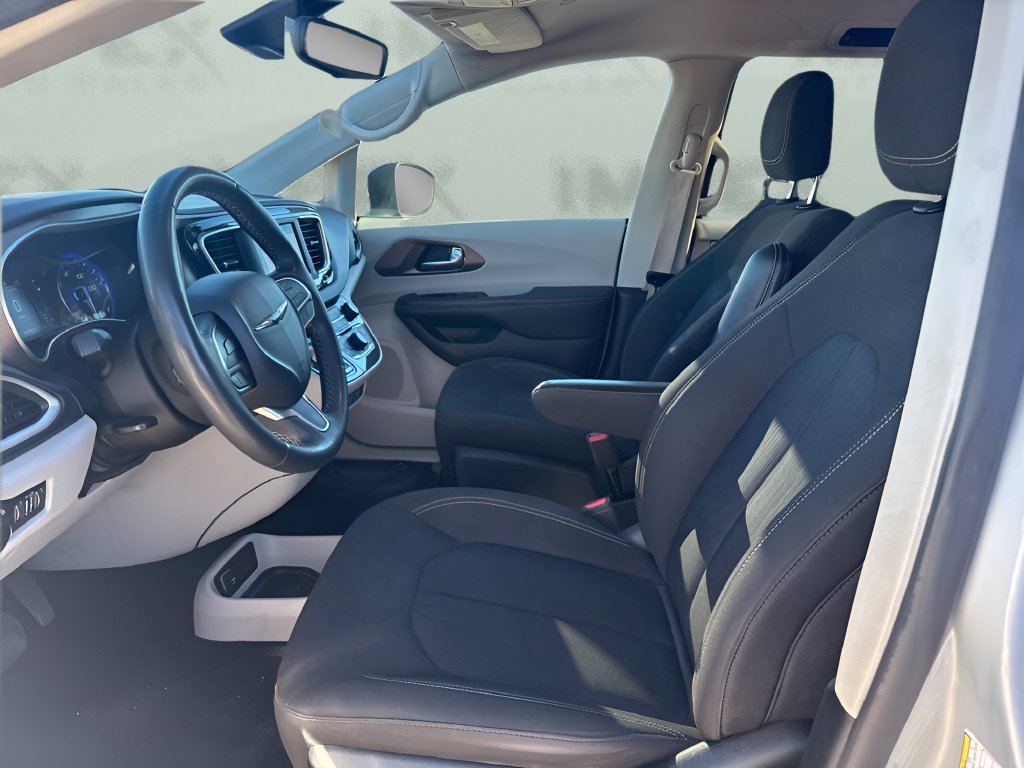 Used 2023 Chrysler Voyager LX FWD image 8
