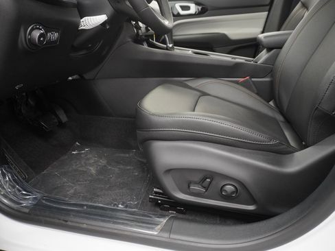 Certified 2024 Jeep Compass Limited w/ Sun and Sound Group image 36