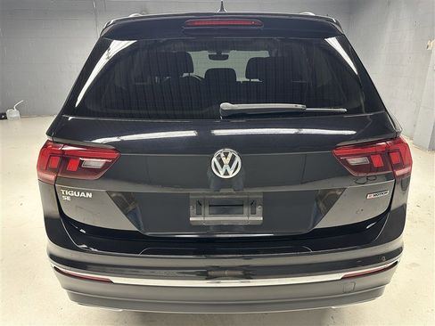 Used 2021 Volkswagen Tiguan SE w/ Panoramic Sunroof Package image 6