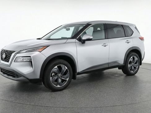 Used 2025 Nissan Rogue SV image 3