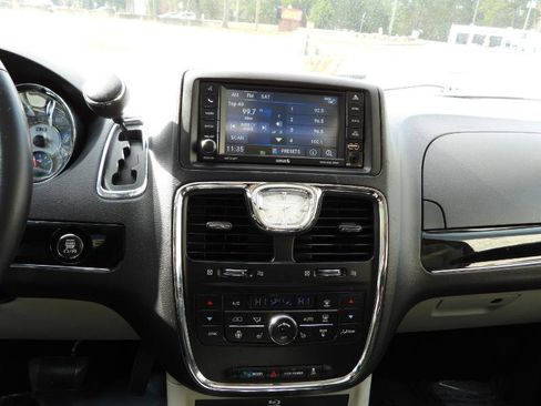 Used 2014 Chrysler Town & Country Touring-L image 35