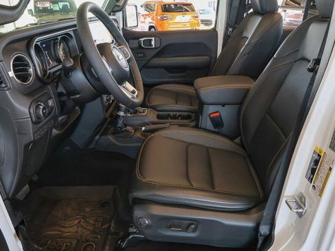 Used 2025 Jeep Wrangler Sahara image 9