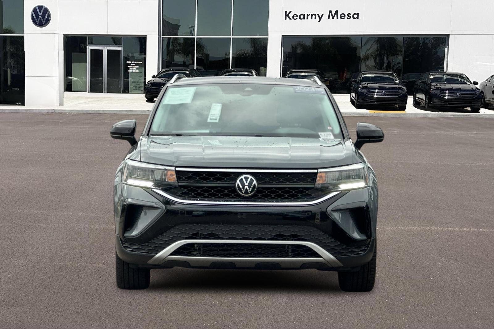 Used 2023 Volkswagen Taos SE w/ Panoramic Sunroof Package FWD image 9