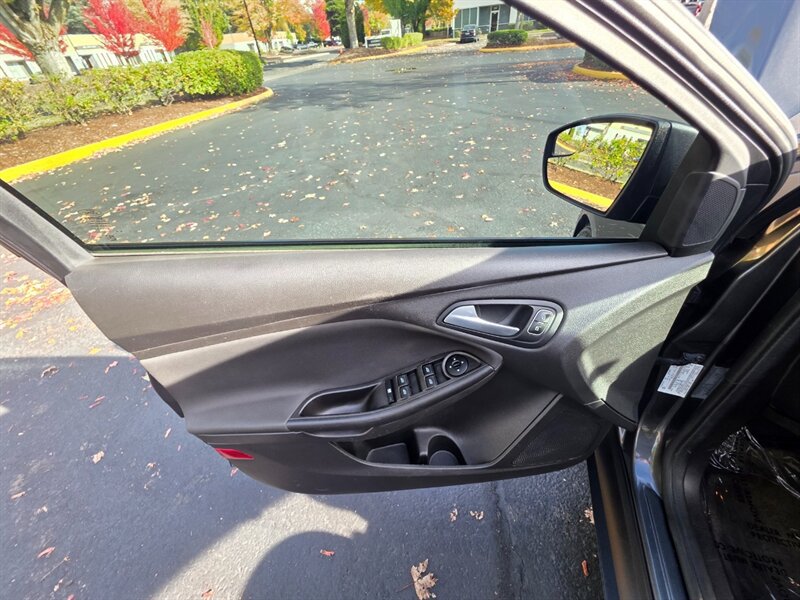 Used 2018 Ford Focus SE w/ Cold Weather Package FWD image 33