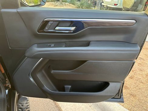Used 2025 Chevrolet Tahoe Z71 AWD/4WD image 40