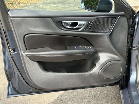 Used 2020 Volvo S60 T5 Momentum image 8