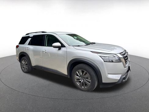 Used 2025 Nissan Pathfinder SV AWD/4WD image 2