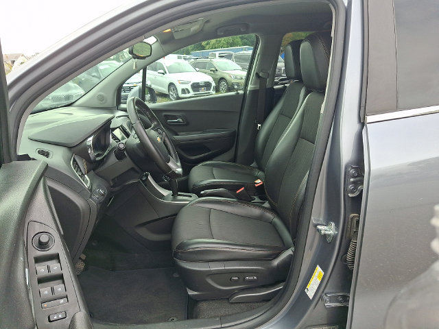 Used 2019 Chevrolet Trax LT w/ LT Convenience Package AWD/4WD image 2