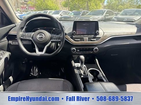 Used 2024 Nissan Altima 2.5 SV FWD image 14