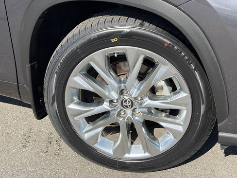 Used 2020 Toyota Highlander Limited image 2