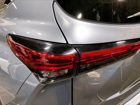 Used 2022 Toyota Highlander XLE AWD/4WD image 29