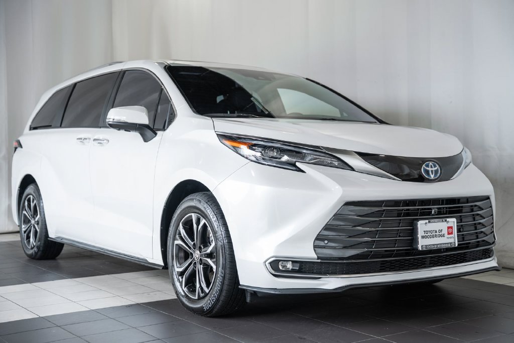 Used 2025 Toyota Sienna Platinum AWD/4WD image 1