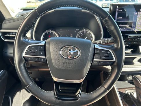 Used 2022 Toyota Highlander Platinum AWD/4WD image 17